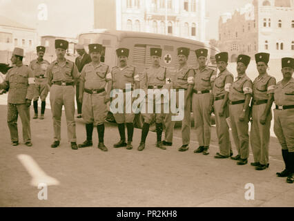 Il sollevamento dell'assedio di Gerusalemme squadra della Croce Rossa di uomini del reparto di salute, a Damasco in attesa di gate per il sollevamento del coprifuoco Foto Stock