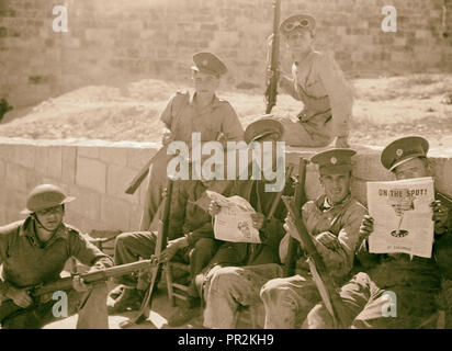 Il sollevamento dell'assedio di Gerusalemme truppe al di fuori porta di Damasco. "Taking it easy' mentre si attende per il coprifuoco ora a 10 a.m. Foto Stock