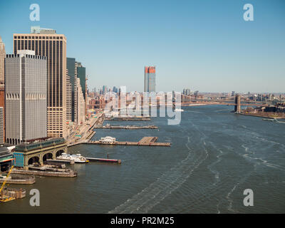 Il Ponte di Brooklyn visto da un giro in elicottero su East River Foto Stock