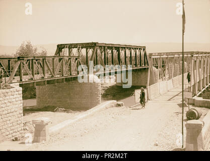 Nuovo Ponte di Allenby giordano, mostrando il vecchio ponte anche. 1934, la Giordania Foto Stock