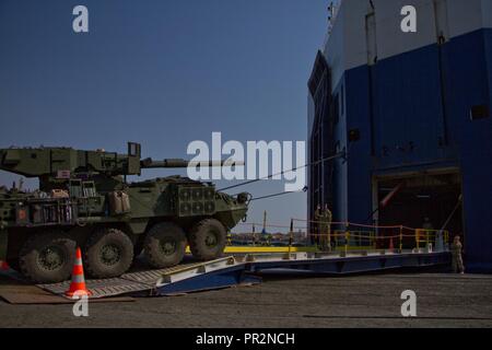 I soldati assegnati a 2d della Cavalleria drive a Stryker M1128 Mobile sistema pistola su un Neptune Okeanis veicolo portante alla porta BMF Burgas in Bulgaria il 25 luglio 2017. Il reggimento dei veicoli sarà trasportato via mare nero da Burgas a Poti, in Georgia per Partner nobile 17. Partner di nobile è un impegno bilaterale incentrato sul miglioramento degli stati uniti in stile georgiano e della Forza di risposta della NATO interoperabilità nel contesto delle strutture militari di relazioni. Foto Stock