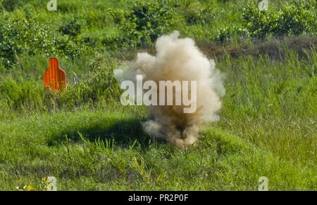 La polvere sorge da un colpo basso durante un processo di familiarizzazione e qualifica il fuoco con il M240 mitragliatrice e M249 arma automatica della squadra presso il River Assault 2017, Fort Chaffee Centro di manovra, arca. Luglio 25, 2017. Circa 30 soldati del 463rd FSC, ingegnere battaglione, 411 Vigili del tecnico e il 844th HHC, ingegnere battaglione, ingegnere 926th brigata, 412 Teatro comando ingegnere, allenati insieme per diventare esperto. Fiume Assault 2017 è una di due settimane di combattimento prolungato esercizio di formazione detenuti luglio 15-28 concentrandosi sulle competenze tecniche di vari elementi di servizio, culminante con il costrut Foto Stock