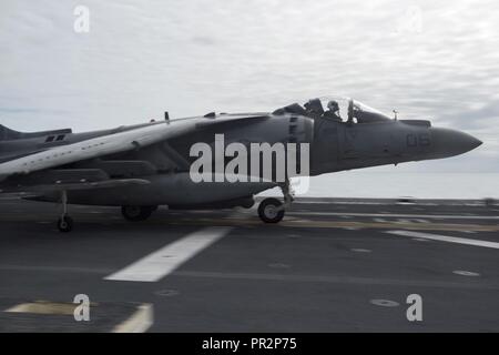 CORAL SEA (23 luglio 2017) Un AV-8B Harrier, assegnato al 'Tomcats' di attacco Marino Squadron (VMA) 311, 31 Marine Expeditionary Unit (MEU), decolla dal ponte di volo dell'assalto anfibio nave USS Bonhomme Richard (LHD 6) durante il talismano di Saber 17. Talismano Saber è una biennale U.S.-australiano esercizio bilaterale tenutosi al largo della costa australiana intende conseguire l'interoperabilità e rafforzare gli Stati Uniti-Australian alliance. Foto Stock