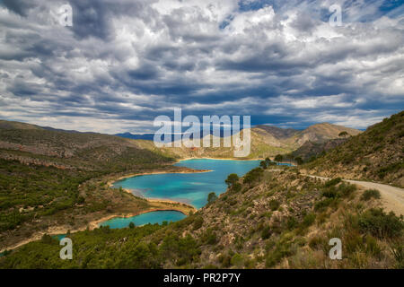 Bella Blu Loriguilla serbatoio nella montagnosa area spagnola vicino a Chulilla, Spagna Foto Stock