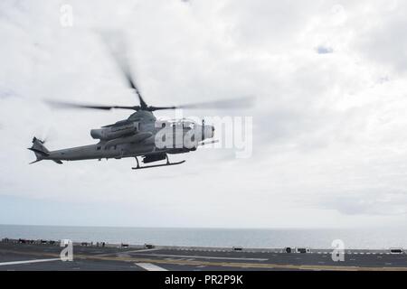 CORAL SEA (23 luglio 2017) un AH-1Z Viper, assegnato al 'Dragons' del mezzo marino Tiltrotor Squadron (VMM) 265 (rinforzato), 31 Marine Expeditionary Unit (MEU), decolla dal ponte di volo dell'assalto anfibio nave USS Bonhomme Richard (LHD 6) durante il talismano di Saber 17. Talismano Saber è una biennale U.S.-australiano esercizio bilaterale tenutosi al largo della costa australiana intende conseguire l'interoperabilità e rafforzare gli Stati Uniti-Australian alliance. Foto Stock