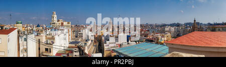 Un giorno panoramica foto delle sommità di edifici a Valencia in Spagna guardando a nord dal Ayuntamiento city centre Foto Stock