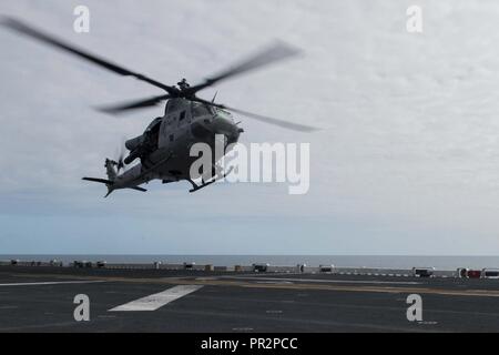 CORAL SEA (23 luglio 2017) UN UH-1Y Huey, assegnato al 'Dragons' del mezzo marino Tiltrotor Squadron (VMM) 265 (rinforzato), 31 Marine Expeditionary Unit (MEU), atterra sul ponte di volo dell'assalto anfibio nave USS Bonhomme Richard (LHD 6) durante il talismano di Saber 17. Talismano Saber è una biennale U.S.-australiano esercizio bilaterale tenutosi al largo della costa australiana intende conseguire l'interoperabilità e rafforzare gli Stati Uniti-Australian alliance. Foto Stock