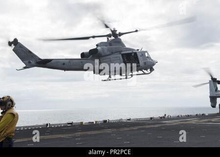 CORAL SEA (23 luglio 2017) UN UH-1Y Huey, assegnato al 'Dragons' del mezzo marino Tiltrotor Squadron (VMM) 265 (rinforzato), 31 Marine Expeditionary Unit (MEU), decolla dal ponte di volo dell'assalto anfibio nave USS Bonhomme Richard (LHD 6) durante il talismano di Saber 17. Talismano Saber è una biennale U.S.-australiano esercizio bilaterale tenutosi al largo della costa australiana intende conseguire l'interoperabilità e rafforzare gli Stati Uniti-Australian alliance. Foto Stock