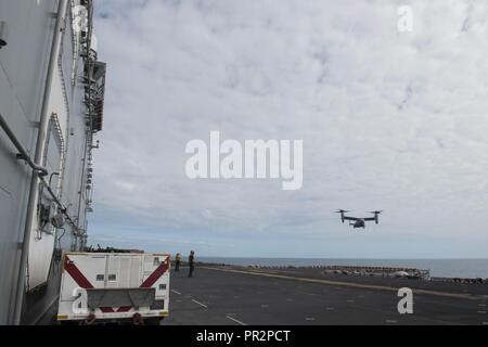 CORAL SEA (Luglio 23, 2017) Una MV-22B Osprey, assegnato al "draghi" del mezzo marino Tiltrotor Squadron (VMM) 265 (rinforzato), 31 Marine Expeditionary Unit (MEU), si avvicina all'assalto anfibio nave USS Bonhomme Richard (LHD 6) dopo la formazione con l'Australia esercito in Shoalwater Bay Area Formazione come parte di talismano Saber 17. Talismano Saber è una biennale U.S.-australiano esercizio bilaterale tenutosi al largo della costa australiana intende conseguire l'interoperabilità e rafforzare gli Stati Uniti-Australian alliance. Foto Stock