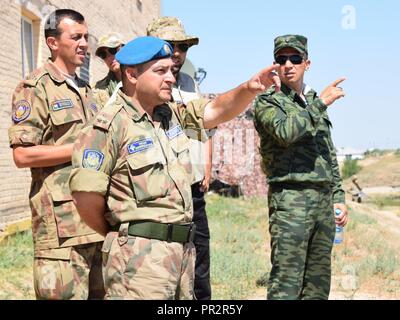 Tajikistani alti ufficiali osservare i loro soldati di condurre un esercizio lane con soldati Kazakhstani Luglio 25, 2017, durante la fase di esercizio la steppa Eagle 17 a Illisky Training Center vicino a Almaty, Kazakhstan. Steppa Eagle è una multinazionale di esercizio che promuove la comprensione reciproca e l'interoperabilità fra i partner partecipanti nazioni, e fornisce la possibilità di costruire relazioni e scambiare idee. Foto Stock