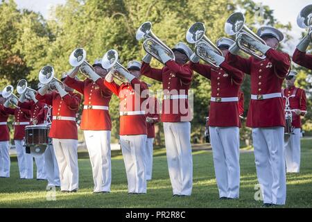 Marines con "Il comandante della propria" DEGLI STATI UNITI Marine Drum & Bugle Corps eseguire "musica in movimento" durante un martedì tramonto Parade presso il Marine Corps War Memorial, Arlington, Virginia, luglio 25, 2017. L ospite d onore per la parata è stata la onorevole Robert J. Wittman, U.S. Rappresentante del primo quartiere congressuale della Virginia, e l'hosting ufficiale è stato Lt. Gen. Robert S. Walsh, comandante generale, Marine Corps combattere e comando di sviluppo e sostituto del Comandante per combattere lo sviluppo e l'integrazione. Foto Stock