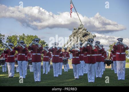 Marines con "Il comandante della propria" DEGLI STATI UNITI Marine Drum & Bugle Corps eseguire "musica in movimento" durante un martedì tramonto Parade presso il Marine Corps War Memorial, Arlington, Virginia, luglio 25, 2017. L ospite d onore per la parata è stata la onorevole Robert J. Wittman, U.S. Rappresentante del primo quartiere congressuale della Virginia, e l'hosting ufficiale è stato Lt. Gen. Robert S. Walsh, comandante generale, Marine Corps combattere e comando di sviluppo e sostituto del Comandante per combattere lo sviluppo e l'integrazione. Foto Stock