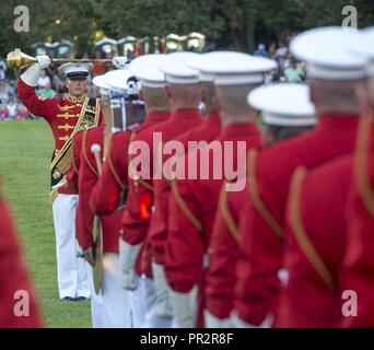 Master Sgt. Keith Martinez, assistente del grande tamburo, "il comandante della propria" DEGLI STATI UNITI Marine Drum & Bugle Corps, conduce il D&B durante un martedì tramonto Parade presso il Marine Corps War Memorial, Arlington, Virginia, luglio 25, 2017. L ospite d onore per la parata è stata la onorevole Robert J. Wittman, U.S. Rappresentante del primo quartiere congressuale della Virginia, e l'hosting ufficiale è stato Lt. Gen. Robert S. Walsh, comandante generale, Marine Corps combattere e comando di sviluppo e sostituto del Comandante per combattere lo sviluppo e l'integrazione. Foto Stock