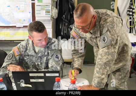 Sgt. 1. Classe Matteo Vanoosbree (sinistra) e Master Sgt. David sposa, le operazioni di assistenza personale per la 103 Expeditionary supporto comando (CES), ha lavorato per ottenere la corretta informazione del personale, le attrezzature ed i veicoli per la movimentazione su luglio 25, 2017 dopo la conclusione di Saber Guardian 17 a Novo Selo campo di addestramento, Bulgaria. Il Comitato economico e sociale 103, un esercito di unità di riserva in base fuori di Des Moines, Iowa, ha partecipato al custode di Saber 17 come missione il comando per fornire il supporto del movimento di unità dall'esercizio. Saber custode era un U.S. Esercito Europa-led, esercizio di multinazionali che spazia su Foto Stock