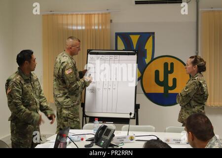 Il cap. Jason Tindungen (sinistra), Operations Officer e Col. Bruce Andersen (centro), assistente capo del personale sulle operazioni, andare su una decisione ponderata matrice con Col. Jennifer Ryan, Capo del personale nel corso di un esercizio a Saber Guardian 17 a Novo Selo Campo di Addestramento sulla luglio 30, 2017. Tutti e tre da 103 Expeditionary supporto comando (CES), un esercito di unità di riserva in base fuori di Des Moines, Iowa, ha partecipato al custode di Saber 17 come missione il comando per fornire il supporto del movimento di unità dall'esercizio. Saber custode era un U.S. Esercito Europa-led, esercizio di multinazionali che spazia su Foto Stock