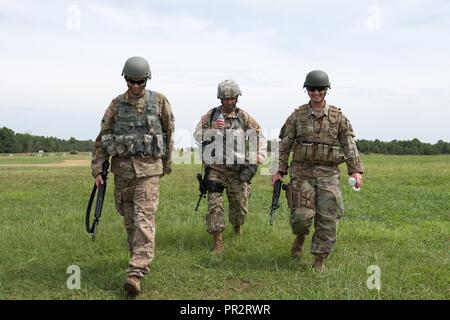 Lt. Gen. Daniel R. Hokanson, Vice Capo della Guardia Nazionale Bureau, partecipa al quinto giorno della 46th Winston P. Wilson campionato a Robinson manovra Training Center, Arca sulla luglio 27, 2017. Il concorso ha attirato oltre 300 soldati e aviatori da 46 membri di mettere alla prova la loro abilità di precisione di tiro e per contendersi gli onori. Foto Stock