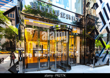 CHICAGO, IL - Luglio 10, 2018 - ingresso del negozio di Burberry, una base britannica di fascia alta marca di moda Foto Stock