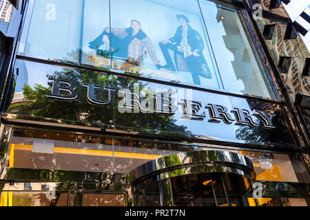 CHICAGO, IL - Luglio 10, 2018 - ingresso del negozio di Burberry, una base britannica di fascia alta marca di moda Foto Stock