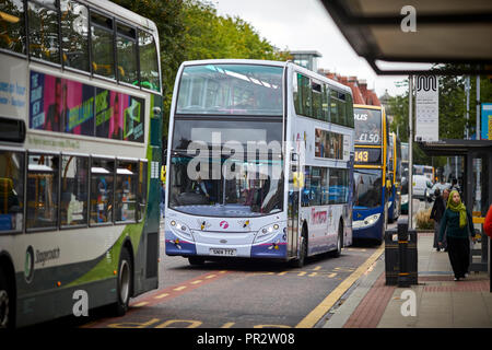 Manchester Oxford Road pista ciclabile e la corsia degli autobus passando l'Università. Il bus più trafficato corridoio in Europa. Foto Stock