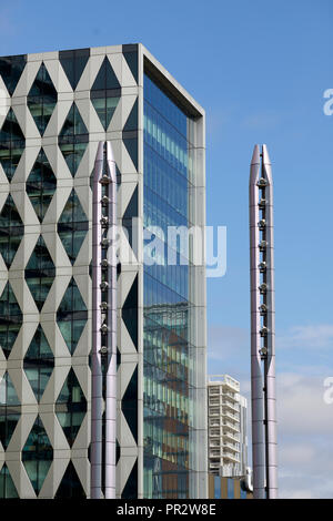 La raccolta dei rifiuti barca a MediaCityUK sul Manchester Ship Canal, all'interno di un bacino Salford Quays Foto Stock