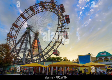 Wien, Vienna: Riesenrad (ruota panoramica Ferris, ruota gigante) nel parco divertimenti Prater, 02. Leopoldstadt, Wien, Austria Foto Stock