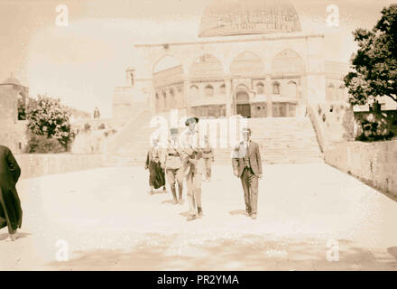 Visita del principe Guglielmo di Svezia? Alla Cupola della roccia di Gerusalemme. 1921, Israele Foto Stock
