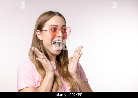 Giovane donna attraente gioia alla promozione al lavoro Foto Stock