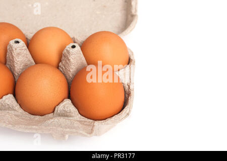 Le uova si trova in un cartone scatola grigia su un bianco (isolato) sfondo con spazio di copia Foto Stock