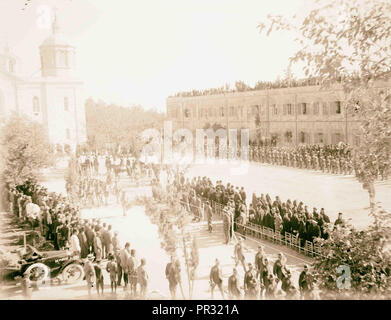 Allenby ufficiale della voce con revisione militare al composto di russo. Truppe in parata. Auto in processione. 1917, Gerusalemme Foto Stock