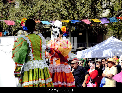 Donne abbigliate come Catrinas; il giorno dei morti la celebrazione in San Antonio, Texas, Stati Uniti d'America; ottobre 2017. Foto Stock