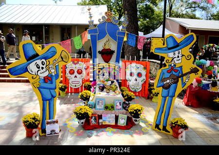 Altare per i morti; il giorno dei morti la celebrazione in San Antonio, Texas, Stati Uniti d'America; ottobre 2017. Foto Stock
