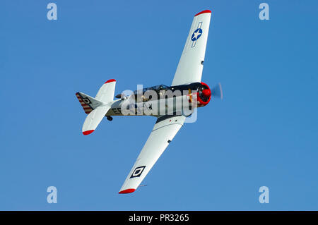 North American T-6 Harvard, Texan, di proprietà di Maurice Hammond che vola in cielo blu ad un airshow Foto Stock