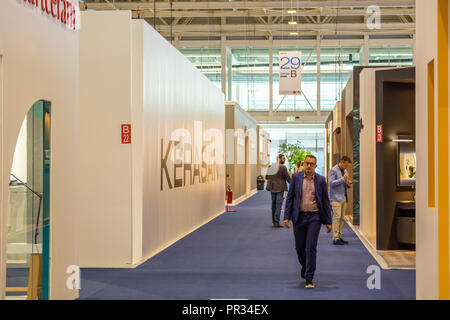 BOLOGNA (Italia), 28 settembre 2018: i visitatori sono a piedi nei corridoi e visitare gli stand degli espositori a CERSAIE Salone internazionale Foto Stock