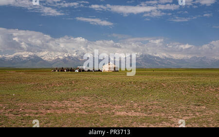 Splendidamente situato nell'Alay valle tra le montagne Zaalay e il Pamir, il Pamir Highway scende in Kirghizistan. Foto Stock