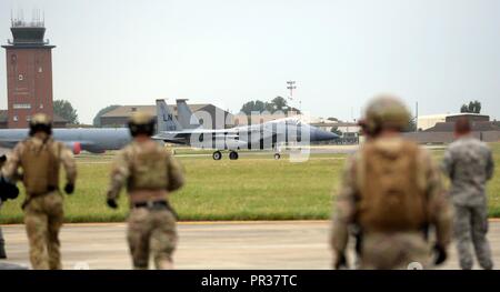 Un U.S. Air Force F-15C Eagle terre sulla RAF Mildenhall, Inghilterra, prima di essere riforniti da un MC-130J Commando II Luglio 26, 2017. Esercitazione rapida Eagle è la prima volta che un armamento di avanzamento e punto di rifornimento esercizio è stata condotta con un MC-130 e un F-15C. Foto Stock