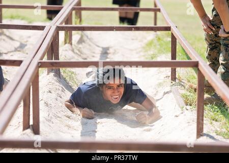 Un poolee dalla stazione di reclutamento di San Antonio crawl bassa durante un tutto-femmina funzione della piscina presso il Camp Bullis, Texas, 22 luglio. Funzioni della piscina sono tenuti a preparare le future Marines per lo stress fisico e mentale di Marine Corps reclutamento di formazione. Foto Stock