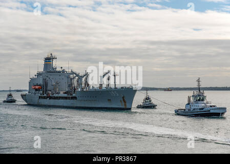 La Marina degli Stati Uniti di rifornimento ausiliario tanker USNS Leroy Grumman (T-AO 195) arrivando a Portsmouth, nel Regno Unito il 28 settembre 2018. Foto Stock