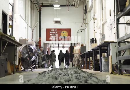 I principali leader del Guatemala Air Force prendere un tour del 189piccola Air Terminal come parte del partenariato di Stato visita il 27 luglio 2017 a Little Rock Air Force Base, Ark. Il tour fornito ai visitatori uno sguardo in profondità in la struttura del 189Airlift Wing. Foto Stock