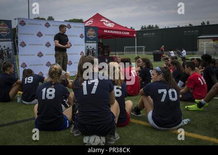 Stati Uniti Marine Corps Gunnery Sgt. Brandon Wright conduce una leadership personale parla con i partecipanti degli sport La Leadership Academy - Boston Soccer programma a ribalta calci facility in Taunton, Massachusetts, luglio 22, 2017. L'Accademia è un programma gratuito offerto alla high school atleti per aumentare le loro abilità di calcio e di acquisire la conoscenza di leadership dal locale della Marina reclutatori. Wright è il personale Sottufficiale in carica della sottostazione di reclutamento Brockton, messa. Foto Stock