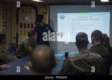 Oceano Pacifico (24 luglio 2017) Da elettricista, Mate 2a classe Victoria Sigrist, nativo del Rio, Texas, assegnato al dipartimento di ingegneria a bordo il trasporto anfibio dock nave USS San Diego (LPD 22), parla di sicurezza elettrica durante una formazione in materia di sicurezza nella nave il quadrato di poppa. San Diego, parte dell'America anfibio gruppo pronto, con avviato xv Marine Expeditionary Unit, è operativo in Indo-Asia regione del Pacifico per rafforzare i partenariati e servire come una pronta risposta in vigore per qualsiasi tipo di emergenza. Foto Stock