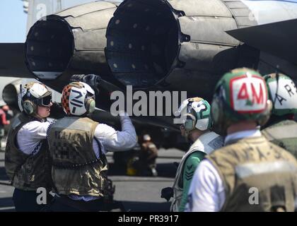 Golfo Arabico (Luglio 31, 2017) DEGLI STATI UNITI I marinai della marina fissare un gancio di coda a bordo della portaerei USS Nimitz CVN (68), 31 luglio 2017, nel Golfo Arabico. Nimitz è distribuito negli Stati Uniti Quinta Flotta area di operazioni a sostegno di funzionamento inerenti a risolvere. Mentre in questa regione la nave e strike gruppo stanno conducendo le operazioni di sicurezza marittima per rassicurare gli alleati e partner, preservare la libertà di navigazione e di mantenere il libero flusso di commercio. Foto Stock