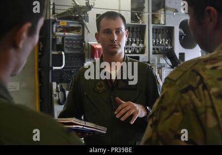 Il cap. Brian Guiney, XVI Airlift Squadron C-17 Globemaster III pilota, mutandine equipaggio deputati qui, prima di uscire per la base comune Lewis-Mccorda, nello Stato di Washington, a sostegno della mobilità di esercizio custode Luglio 31. Custode di mobilità è progettato per migliorare le funzionalità di mobilità aviatori per riuscire nella dinamica degli ambienti di minaccia. L'esercizio dispone di più di 3 mila partecipanti e interessa 25 paesi dal 31 luglio al 11 agosto. Foto Stock