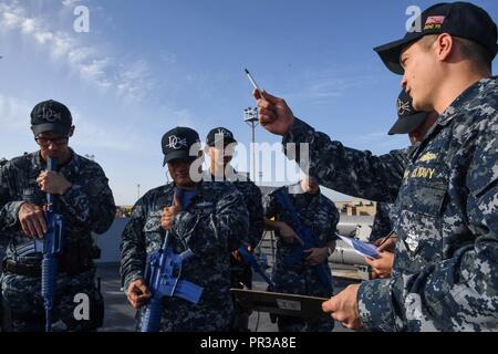 Stazione Rota, Spagna (Agosto 22, 2017) Tenente j.g. John Haney, da Orange Park, Florida, mutandine marinai prima di una visita, scheda, ricerca e sequestro lo scenario di addestramento a bordo del Arleigh Burke-class guidato-missile destroyer USS Donald Cook (DDG) 75 Agosto 22, 2017. Donald Cook, distribuita a Rota, Spagna, sta conducendo il suo sesto patrol NEGLI STATI UNITI Sesta flotta area di operazioni. Foto Stock