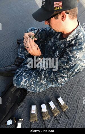 Stazione Rota, Spagna (Agosto 22, 2017) Fire Controlman 1a classe Michael Libby, da Shalimar, Florida, prepara le radio per una visita, scheda, ricerca e sequestro lo scenario di addestramento a bordo del Arleigh Burke-class guidato-missile destroyer USS Donald Cook (DDG) 75 Agosto 22, 2017. Donald Cook, distribuita a Rota, Spagna, sta conducendo il suo sesto patrol NEGLI STATI UNITI Sesta flotta area di operazioni. Foto Stock