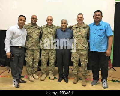 Da sinistra a destra in uniforme, Nevada soldati di guardia Master Sgt. Stan Harvey, il Nevada di protezione superiore per gli affari religiosi sergente, Lt. Col. Randy Lau, il partenariato stato direttore di programma, e il tenente Col. Hal Woomer Jr, il comando di stato cappellano, prendetevi del tempo per una foto con Tongan leader religiosi il 23 luglio 2017. Il team ha visitato le chiese locali per migliorare la propria comprensione dell importanza della religione nella cultura Tongan. Foto Stock