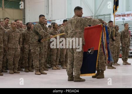 Soldati Rakkasan uncase i loro colori come un segno della brigata tornando a casa pronto a schierare nuovamente quando sono chiamati a Fort Campbell, Kentucky su luglio 24. I soldati sono di ritorno da un periodo di nove mesi di distribuzione per l'Afghanistan. Foto Stock