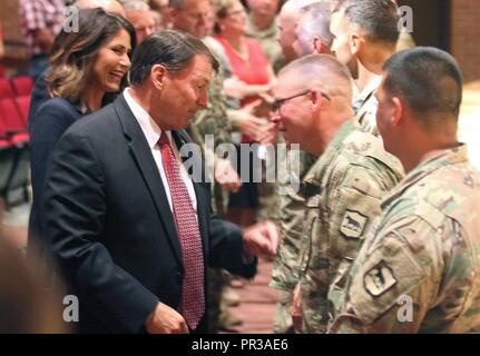 Stati Uniti Il Sen. Mike Rounds e U.S. Sost. Kristi Noem esprimono il loro grazie a U.S. Army Sgt. 1. Classe Matt Thorn e il 15 soldati del sud Dakota esercito nazionale Guard il duecentesimo ingegnere società durante l'unità di distribuzione della cerimonia di Riggs High School Auditorium di Pierre, S.D., luglio 22, 2017. I soldati dovranno distribuire per circa nove mesi per il Medio Oriente dove potranno servire come un ponte Team di training e di fornire formazione e assistenza per le forze della coalizione sul ponte militare dei sistemi. Foto Stock