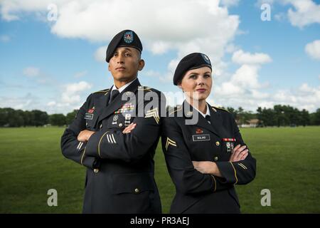 Sgt. Andrew Paredes, U.S. La riserva di esercito di veicolo su ruote soldato meccanico con l'Ingegnere 841st battaglione di North Miami Beach, Florida, e Cpl. Felicia Weinsinger, U.S. La riserva di esercito di trasporto a motore operatore soldato con la 341 ingegnere società di Barling, Arizona, partecipare a una foto promozionale shoot per la riserva di esercito di reclutamento a base comuneGuire-Dix Mc-Lakehurst, New Jersey, il 25 luglio 2017. Foto Stock