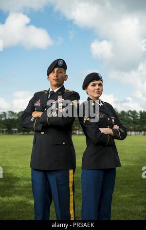 Sgt. Andrew Paredes, U.S. La riserva di esercito di veicolo su ruote soldato meccanico con l'Ingegnere 841st battaglione di North Miami Beach, Florida, e Cpl. Felicia Weinsinger, U.S. La riserva di esercito di trasporto a motore operatore soldato con la 341 ingegnere società di Barling, Arizona, partecipare a una foto promozionale shoot per la riserva di esercito di reclutamento a base comuneGuire-Dix Mc-Lakehurst, New Jersey, il 25 luglio 2017. Foto Stock