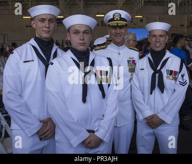 NORFOLK, Virginia (Luglio 22, 2017) -- Adm. James F. Caldwell, Jr., Direttore, Navale a propulsione nucleare Programma, pone con i membri della USS Gerald Ford (CVN 78) color guard. Ford è la nave di piombo della Ford-aeromobili di classe carrier e i primi nuovi Stati Uniti portaerei design in 40 anni. Foto Stock